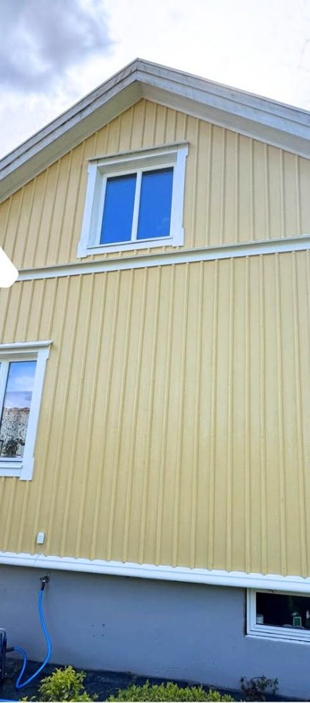 Ljus putsad husfasad som är rengjord